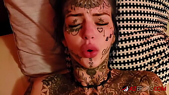 Amber Luke, una dea tatuata, brama un membro grande