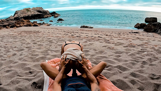 Pertemuan pantai yang panas dengan pasangan yang penuh nafsu semasa bercuti