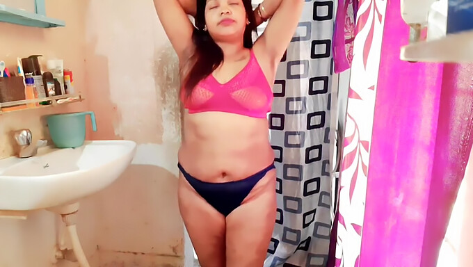 Show solo của bà nội trợ Ấn Độ song tính trong áo ngực và bikini