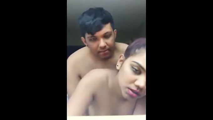 การเผชิญหน้าอันร้อนแรงของ Desi bhabhi กับเจ้านายของเธอในบ้านของเธอ