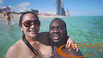 Interraciale en echte mooie dikke vrouwen genieten op het strand van Miami