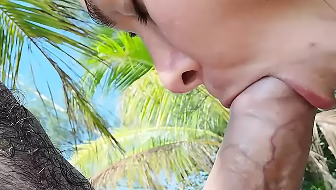 Deutsche Brünette gibt einen sinnlichen Blowjob auf einer tropischen Insel