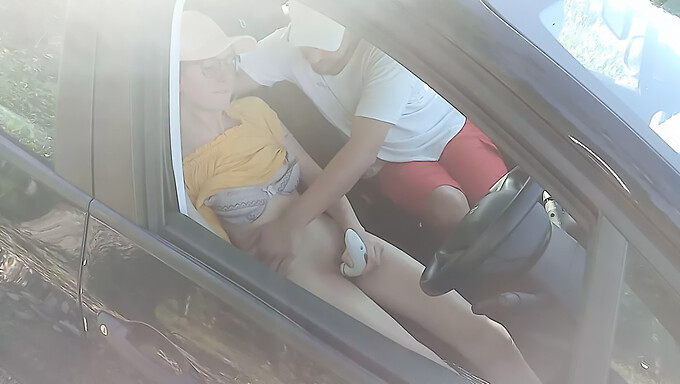 Video POV cu un voyeur ascuns care urmărește momentul intim al unui cuplu de adolescenți