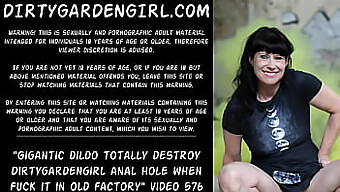 Lubang anal Dirtygardengirl diregangkan hingga batas dengan dildo besar di kilang yang tidak digunakan