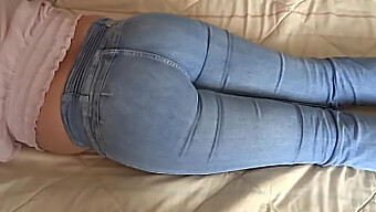 Una raccolta di video di mia moglie, una 58enne con le gambe non depilate, che presenta il suo ampio derriere in jeans ed espone i suoi intimi per quel particolare istante