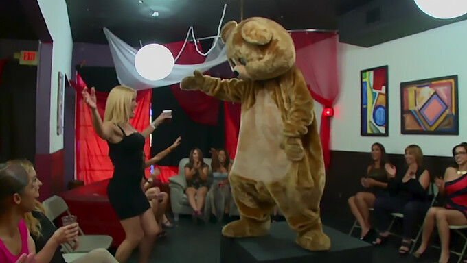 Divoká sexuálna scéna DancingBear s Kimmy Lee a jej priateľmi.