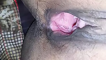 Desi Bhabhi knullar sin Desi-man i en hård bukkake-orgie