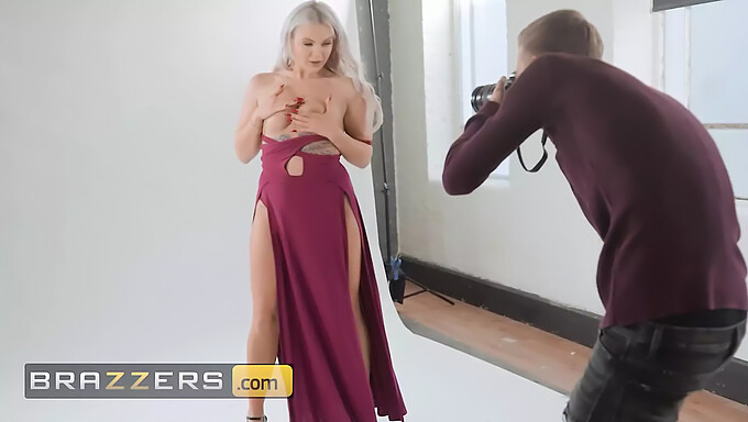 La sorpresa de Danny mientras Lana Rose se desnuda y expone su gran polla durante una sesión de fotos - rubia con grandes tetas