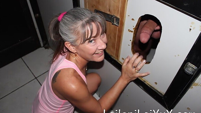 Une femme mature expérimente un glory hole pour la toute première fois